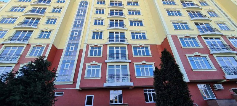 Покраска фасада многоэтажного дома в Алматы